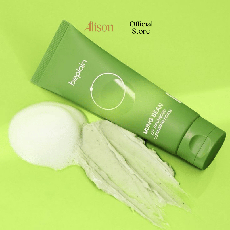 Beplain Mung Bean pH Balanced Cleansing Foam có chất kem đặc, mịn, tạo bọt vừa phải, có hạt vụn đậu xanh nhỏ giúp hòa tan bụi mụn mà không gây trầy xước da.